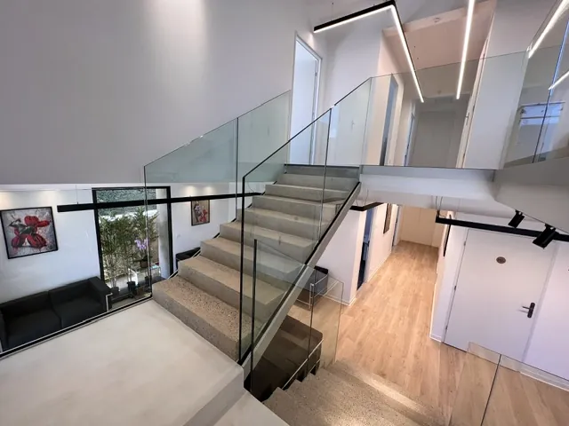 Couloir du cabinet, une toile au mur