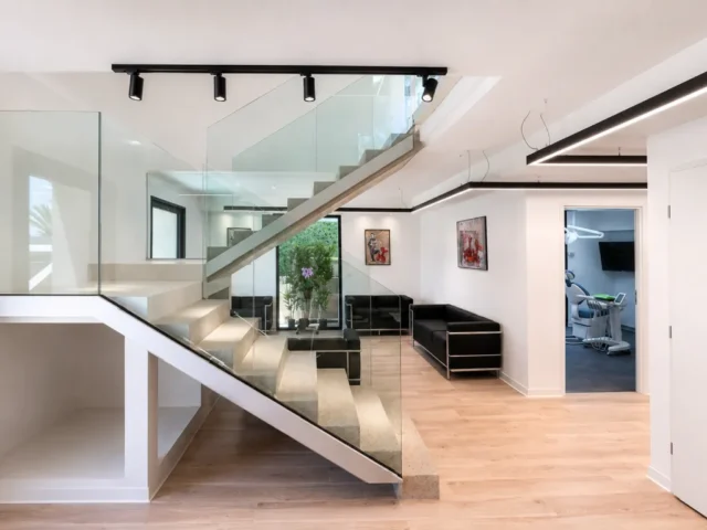 L’escalier de verre et la salle d’attente du cabinet