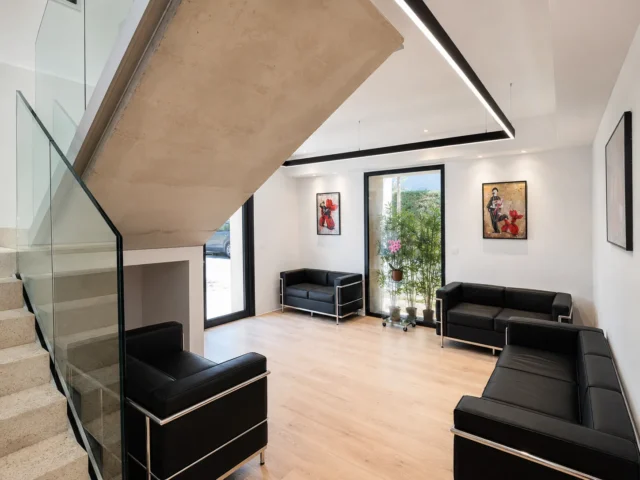 La salle d’attente sous l’escalier, toiles pop art au mur