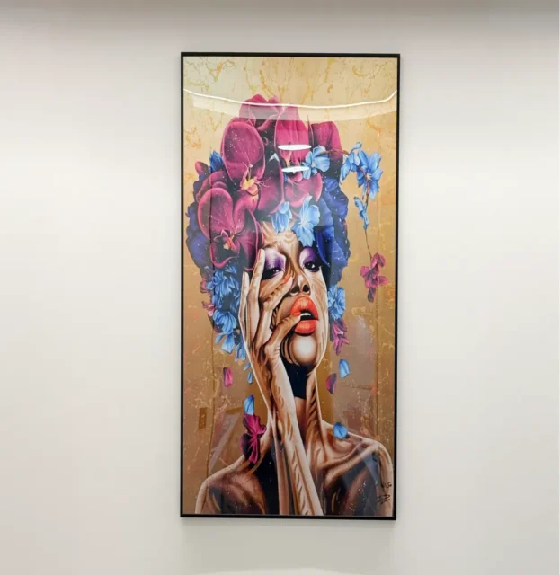 Une toile pop art accrochée dans un couloir du cabinet